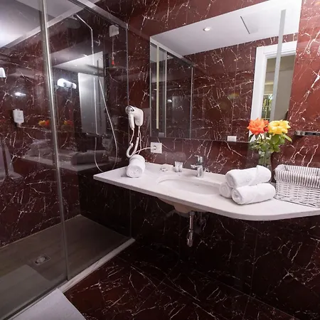 Prestige Hotel Golem (Tirana)